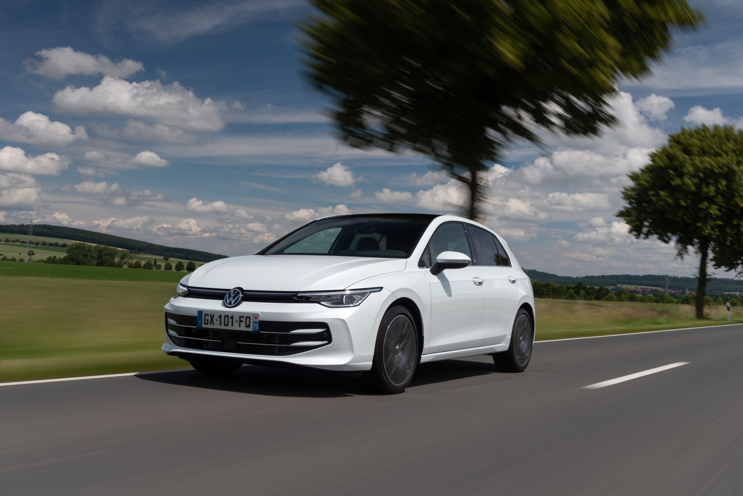 golf volkswagen sur route de campagne