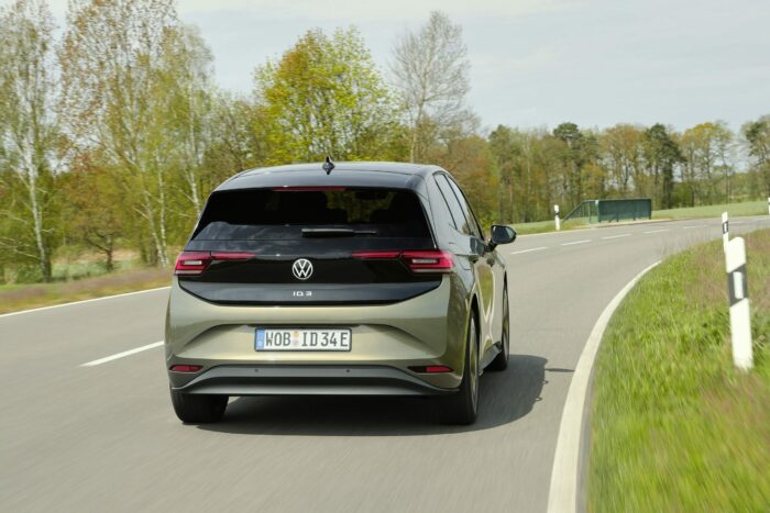 arrière volkswagen ID.3 sur route