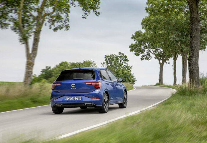 arrière polo sur route de campagne