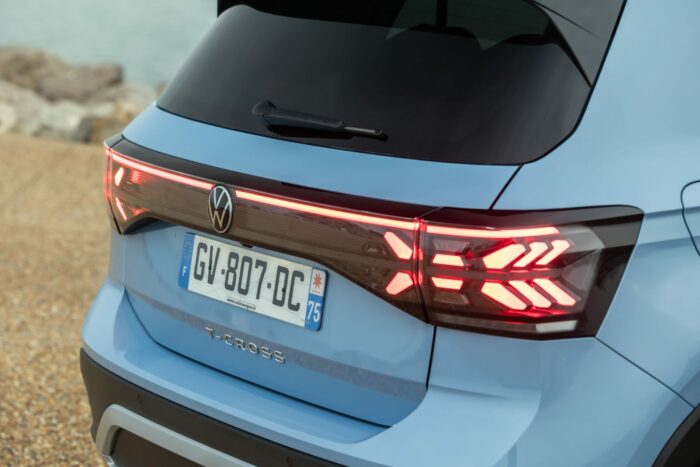 Volkswagen t-cross arrière coffre fermé et lumières phares