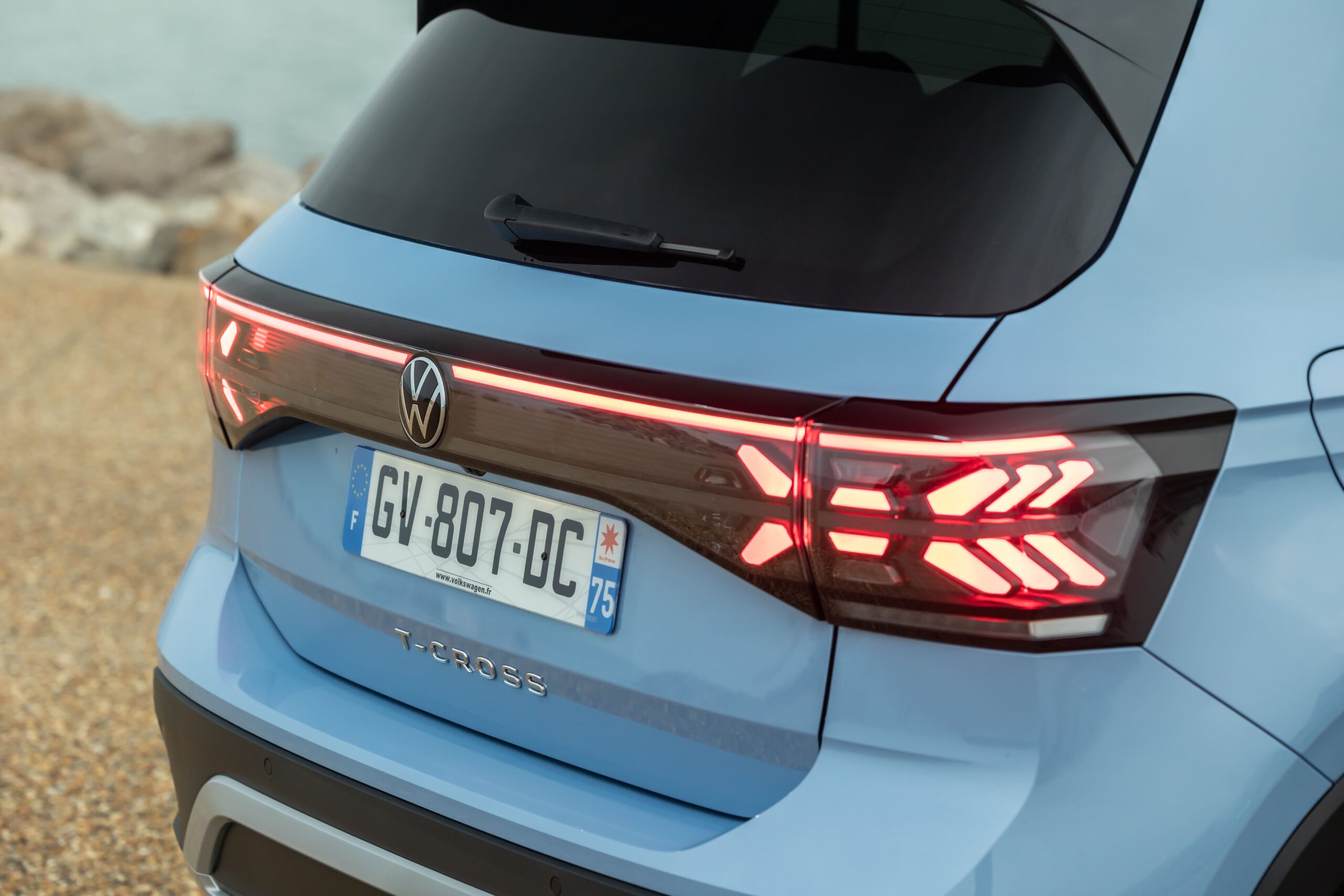 Volkswagen t-cross arrière coffre fermé et lumières phares