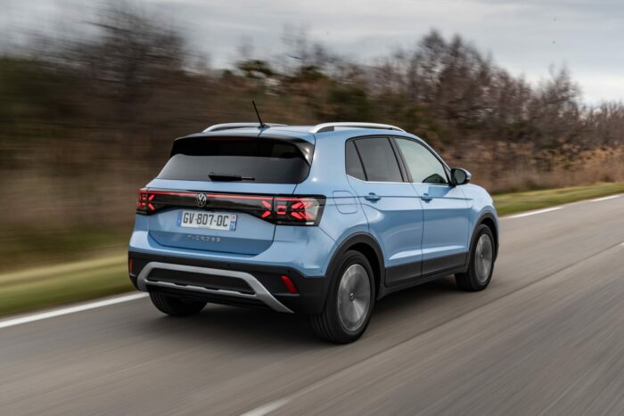 Volkswagen t-cross sur route vue arrière