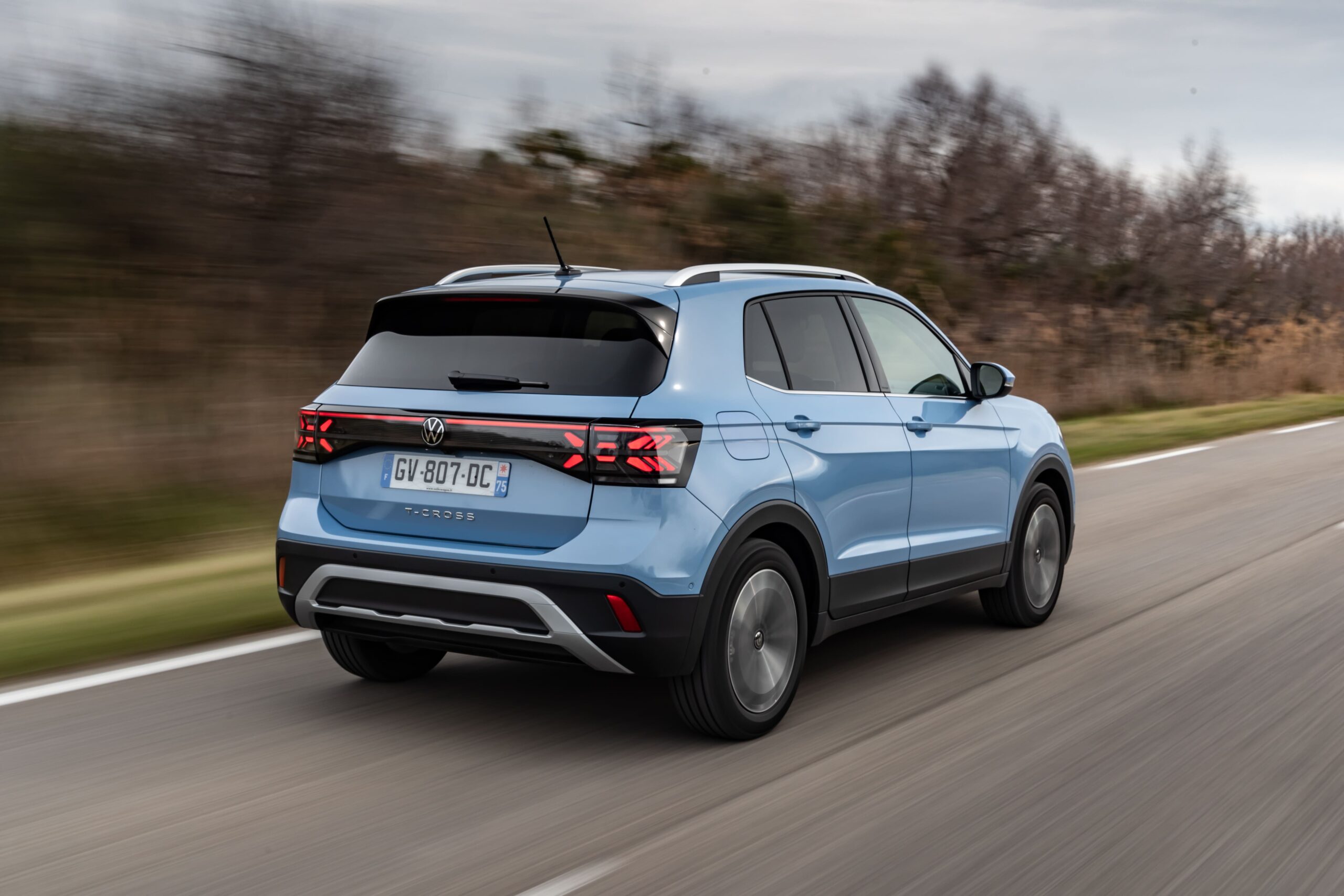 Volkswagen t-cross sur route vue arrière