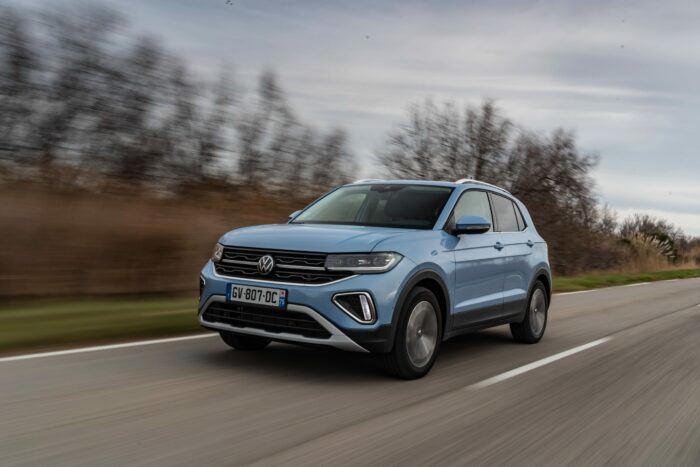 Volkswagen t-cross avant et face sur route de campagne