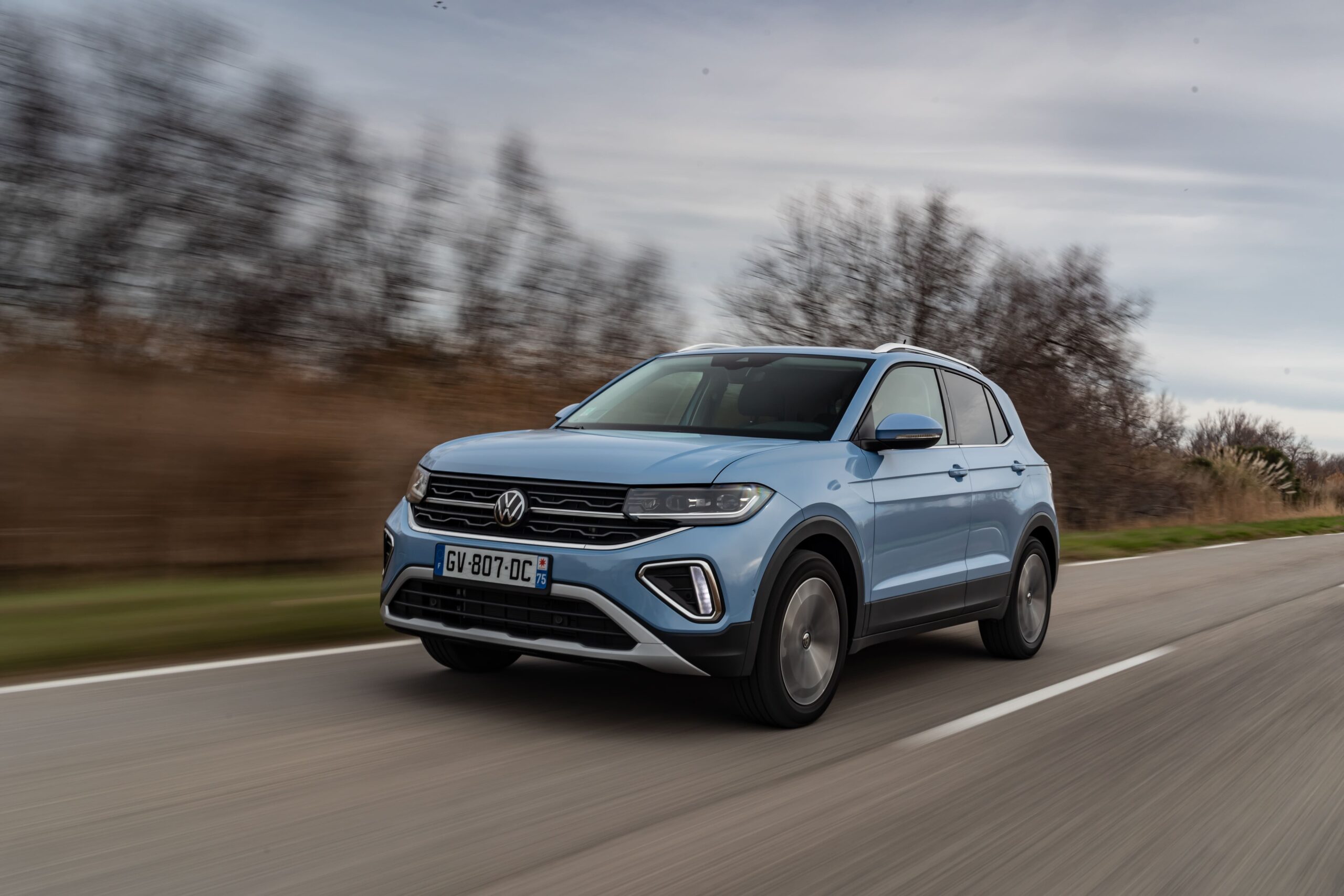 Volkswagen t-cross avant et face sur route de campagne