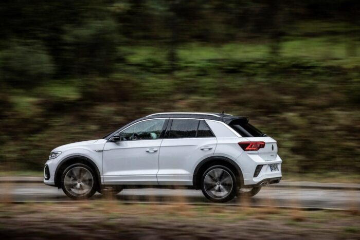 Volkswagen T-roc de côté sur route mouillée