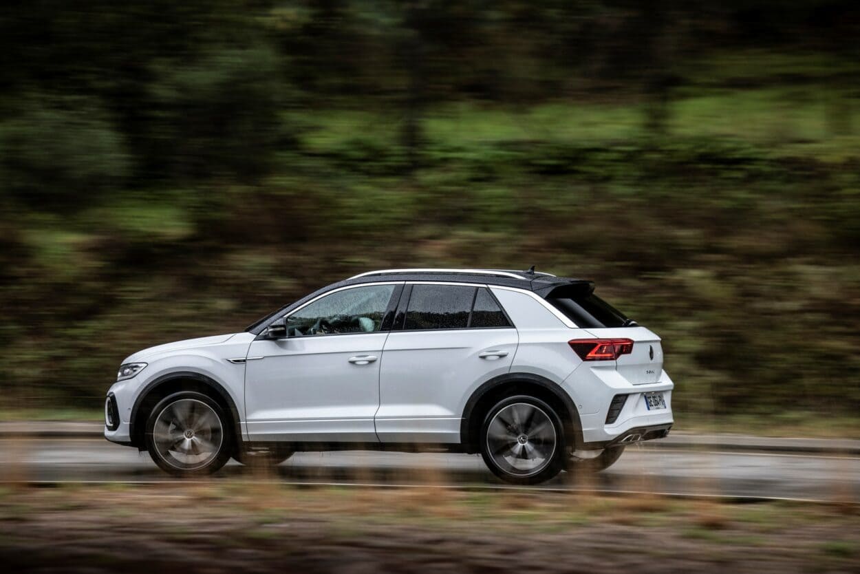 Volkswagen T-roc de côté sur route mouillée