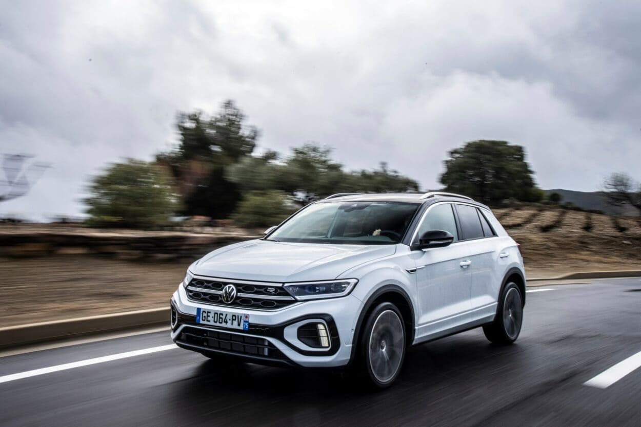 t-roc volkswagen blanc sur route mouillée