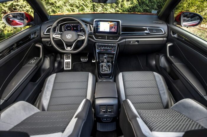 vue panoramique tableau de bord et sièges avants