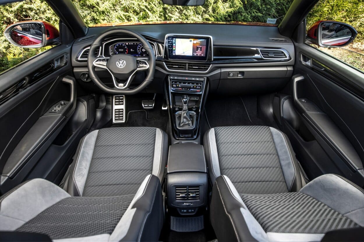 vue panoramique tableau de bord et sièges avants