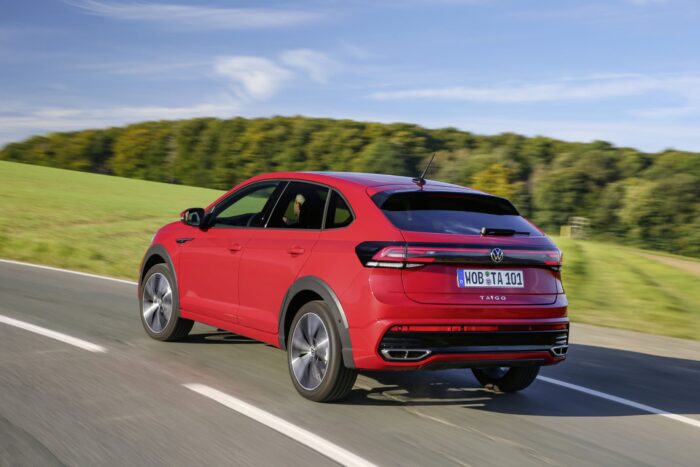 Arrière volkswagen taigo route de campagne