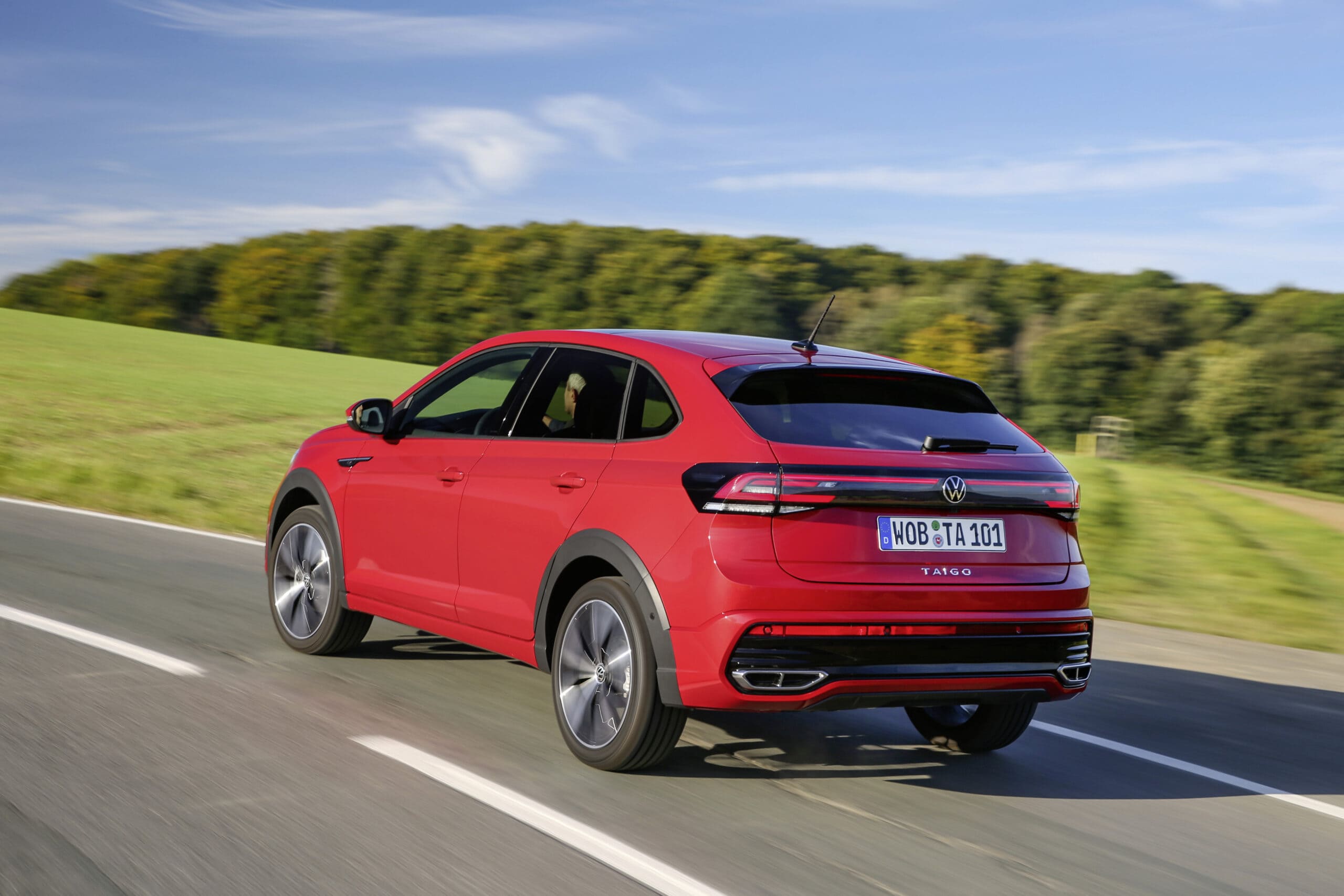 Arrière volkswagen taigo route de campagne