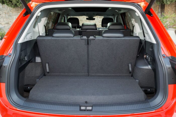 Coffre ouvert Tiguan Allspace rouge