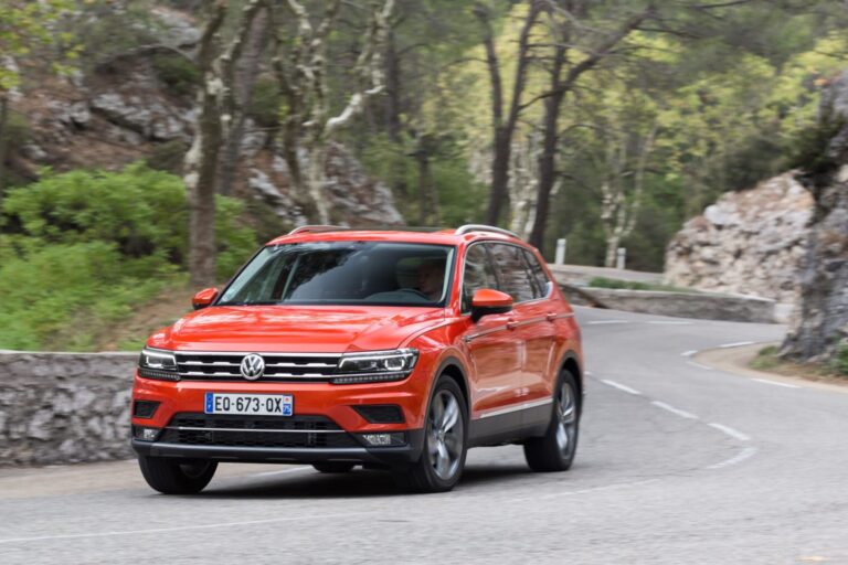 Tiguan allspace sur route de face