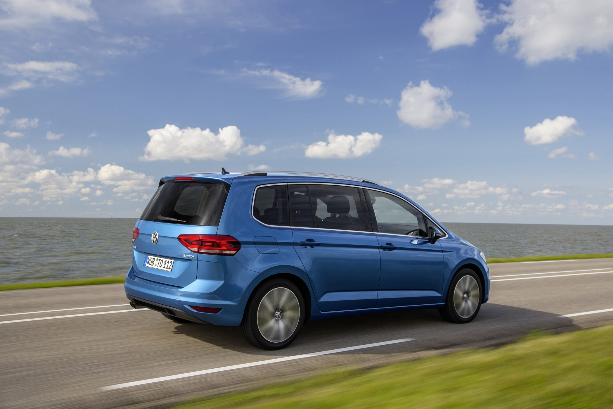 Vue de face Volkswagen Touran sur route